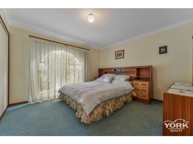 1 Gainsborough Drive, Glenvale QLD 4350