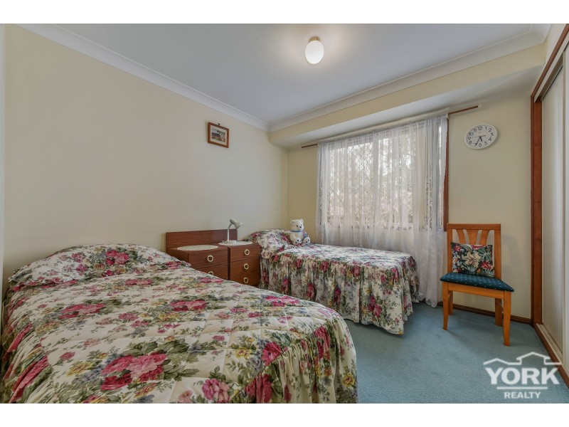 1 Gainsborough Drive, Glenvale QLD 4350