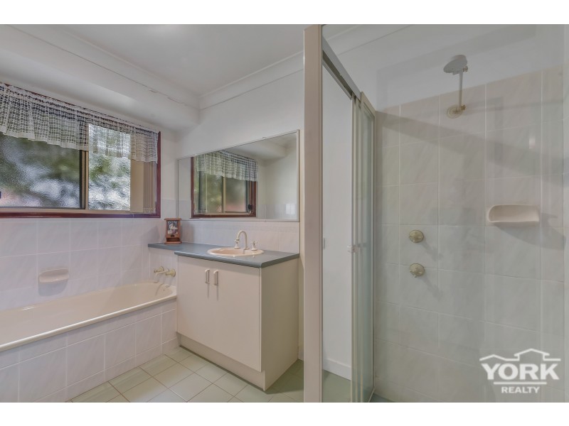 1 Gainsborough Drive, Glenvale QLD 4350