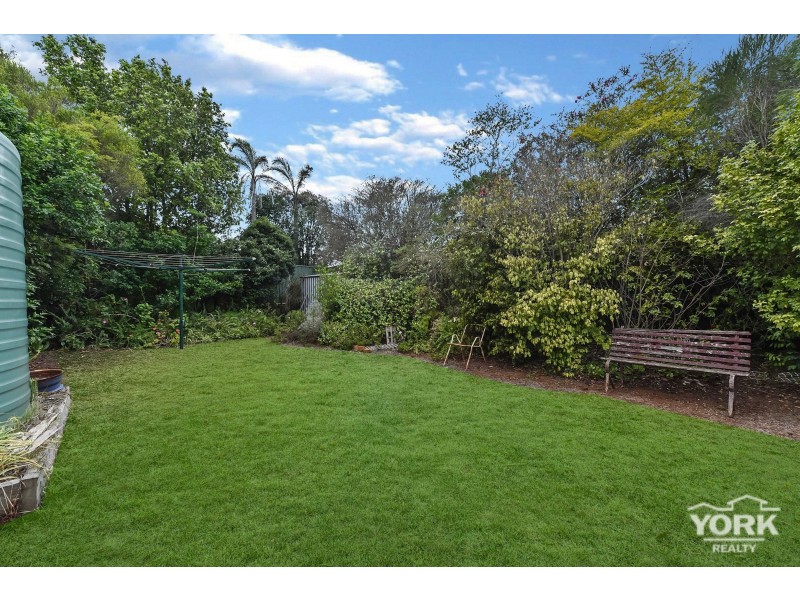 1 Gainsborough Drive, Glenvale QLD 4350