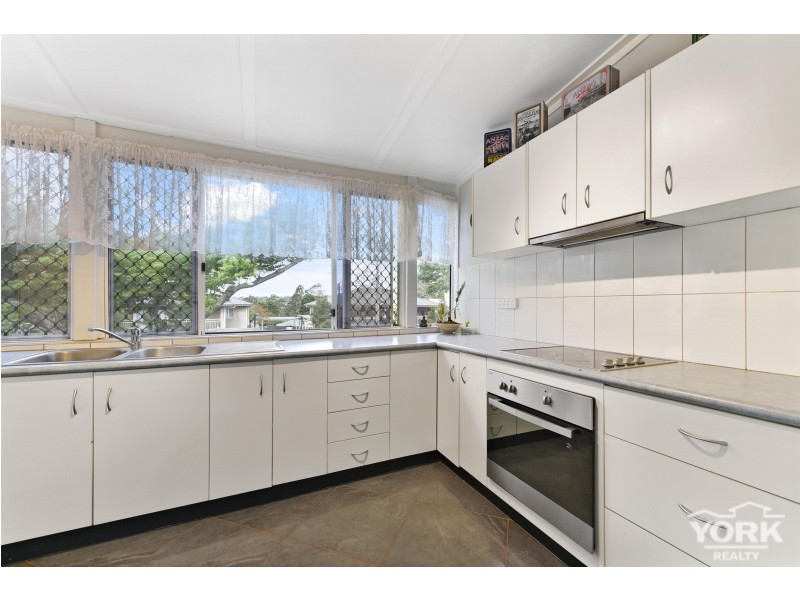 2 Peak Street, Harristown QLD 4350