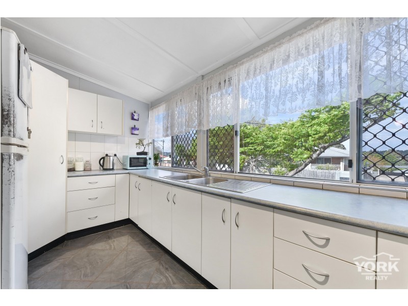 2 Peak Street, Harristown QLD 4350