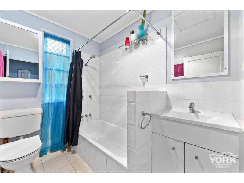 2 Peak Street, Harristown QLD 4350