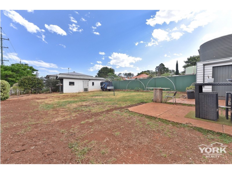 2 Peak Street, Harristown QLD 4350