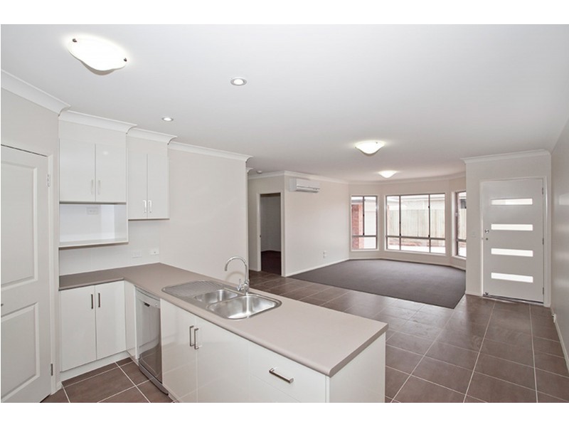 2/7 Alexander Avenue, Highfields QLD 4352