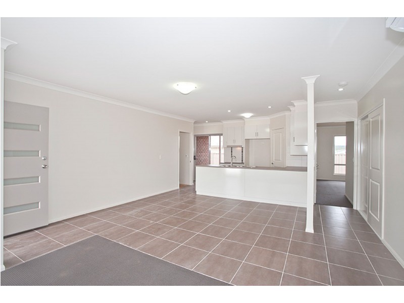 2/7 Alexander Avenue, Highfields QLD 4352