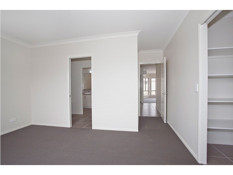 2/7 Alexander Avenue, Highfields QLD 4352