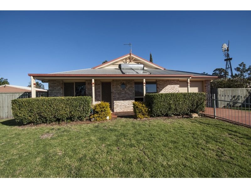 8 Bushnell Court, Rockville QLD 4350