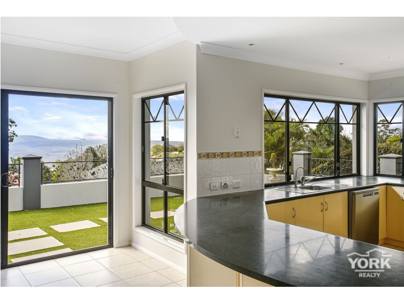 43 Windemere Terrace, Mount Lofty QLD 4350