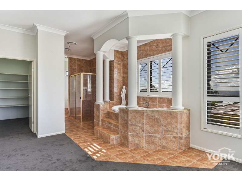 43 Windemere Terrace, Mount Lofty QLD 4350