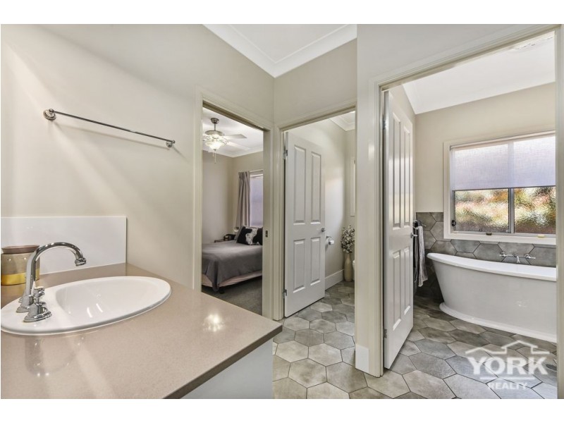 18 Samuel Avenue, Crows Nest QLD 4355