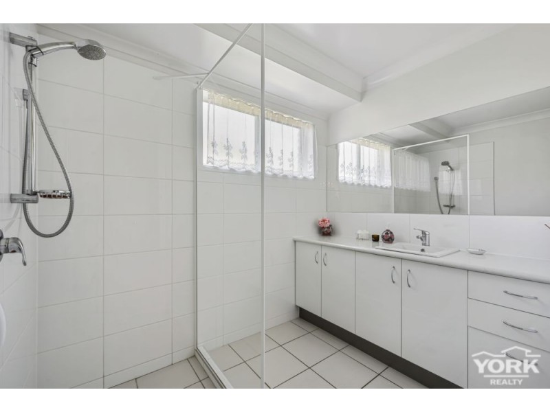 1 Chifley Court, Middle Ridge QLD 4350