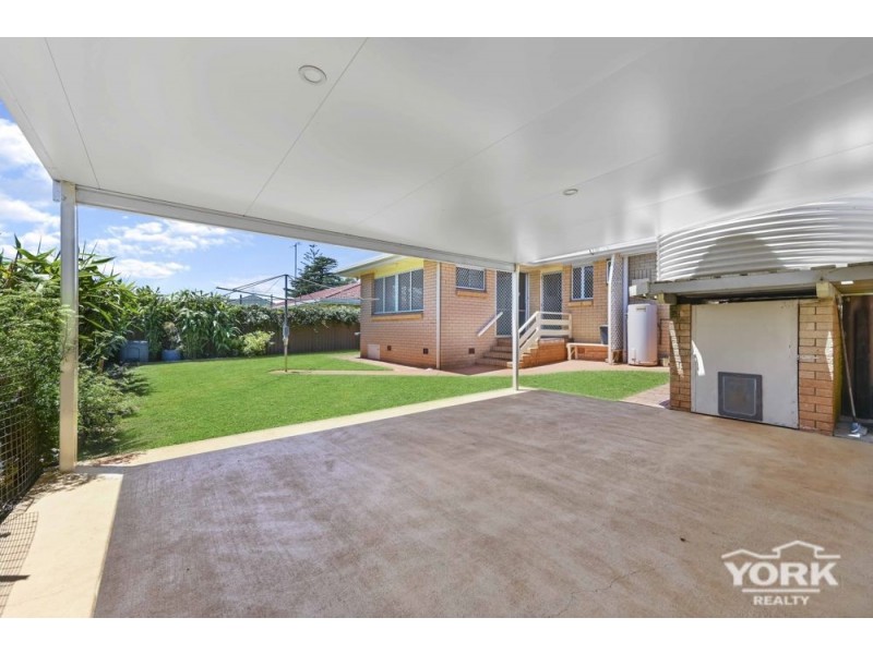 31 Merino Street, Harristown QLD 4350