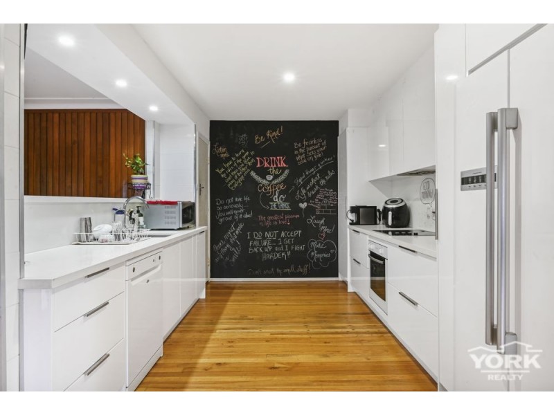 3 Peter Street, Mount Lofty QLD 4350