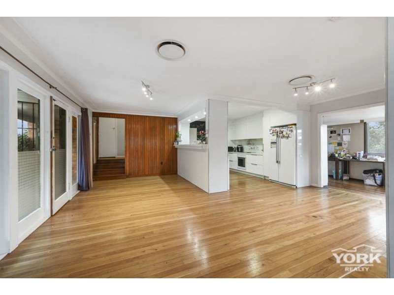3 Peter Street, Mount Lofty QLD 4350