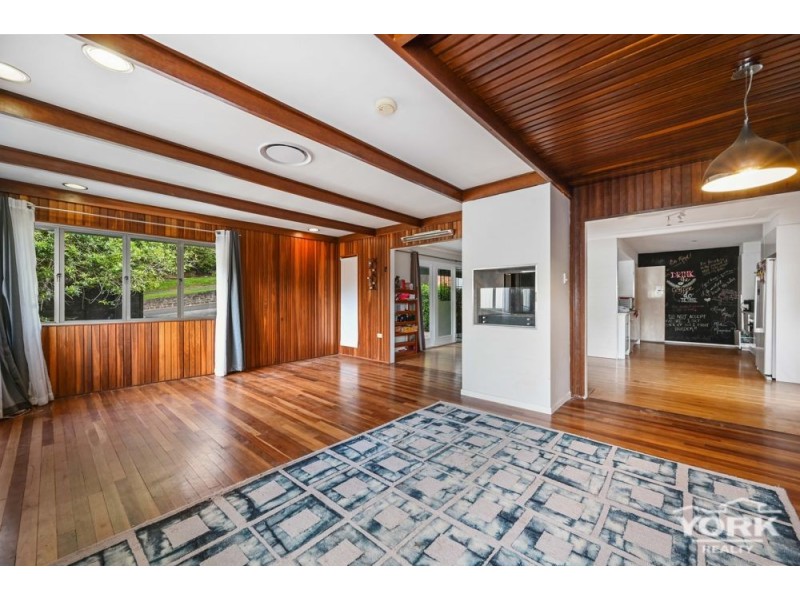 3 Peter Street, Mount Lofty QLD 4350