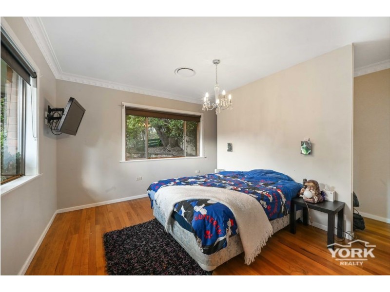 3 Peter Street, Mount Lofty QLD 4350