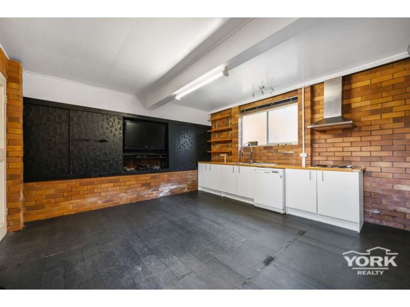 3 Peter Street, Mount Lofty QLD 4350