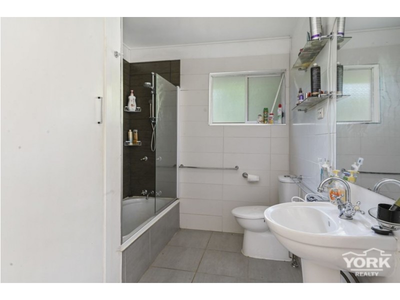 3 Peter Street, Mount Lofty QLD 4350