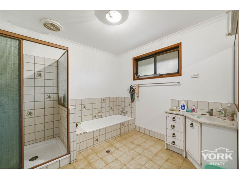 9925 New England Highway, Cabarlah QLD 4352