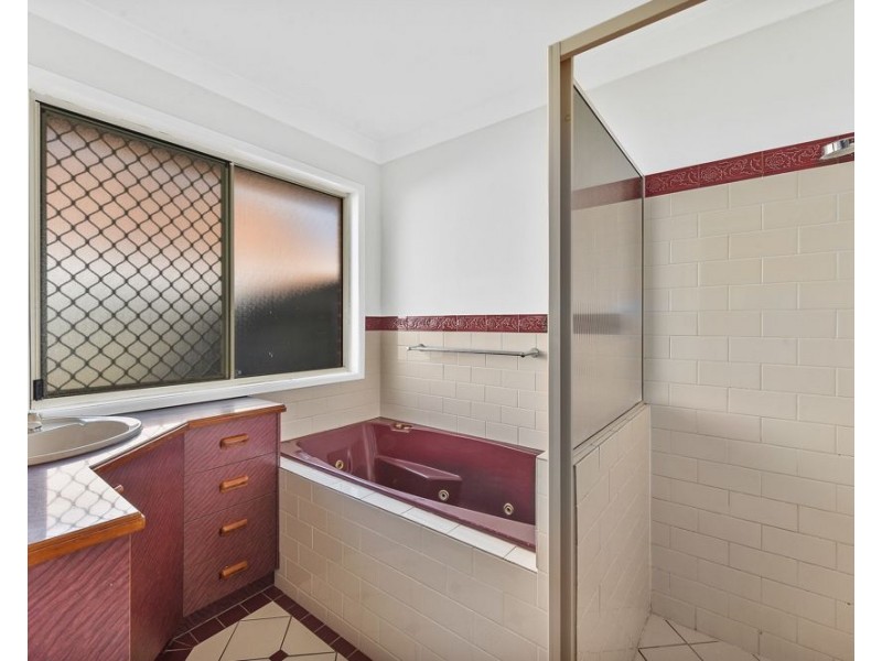 1/6 Paulene Crescent, Kearneys Spring QLD 4350