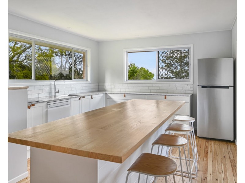 7 Barrymount Crescent, Mount Lofty QLD 4350