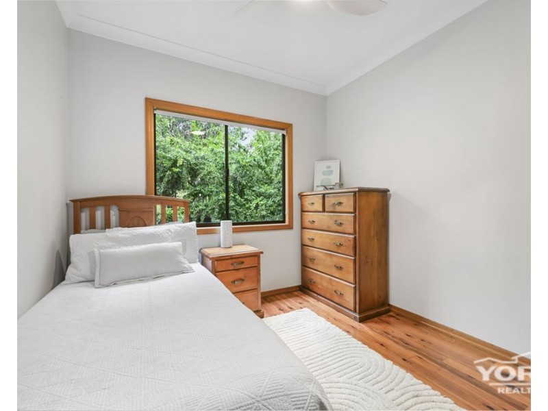 6 Woodland Crescent, Withcott QLD 4352