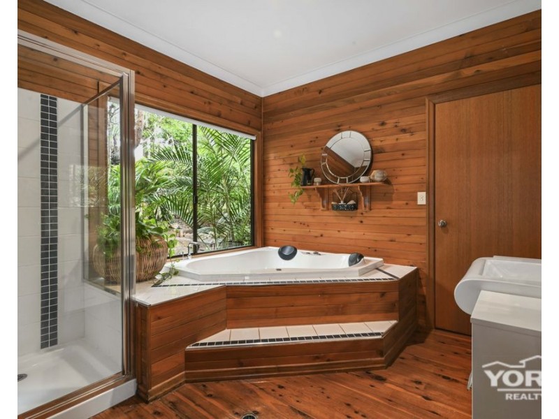 6 Woodland Crescent, Withcott QLD 4352