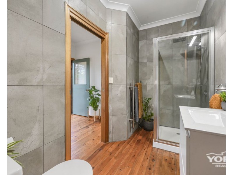 6 Woodland Crescent, Withcott QLD 4352