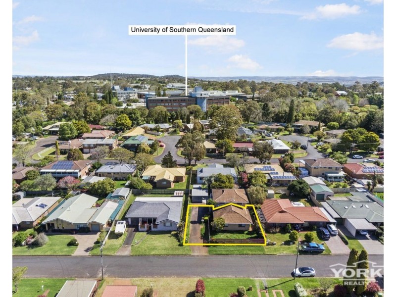 1/10 Gloucester Crescent, Darling Heights QLD 4350