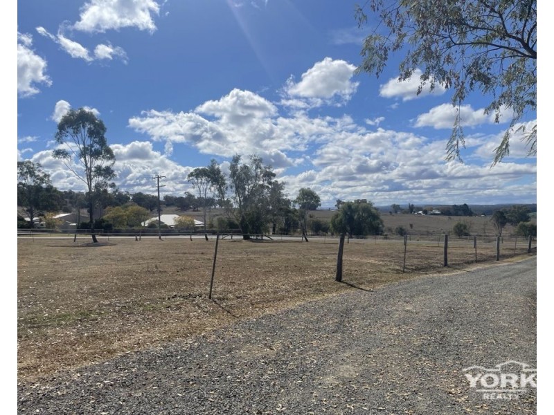 2 Nargoon Street, Meringandan West QLD 4352