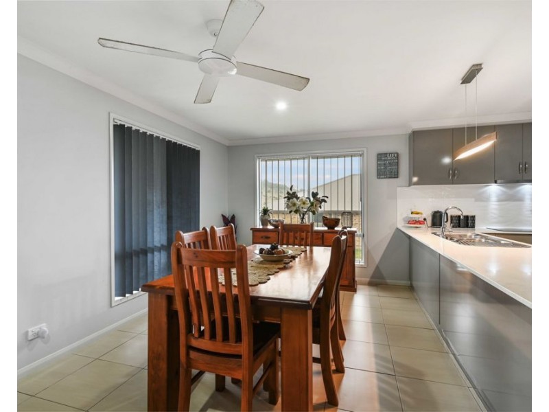 15 Rosella Gardens Drive, Meringandan West QLD 4352