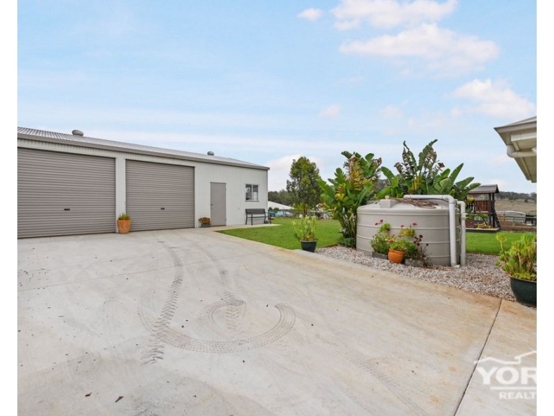 15 Rosella Gardens Drive, Meringandan West QLD 4352