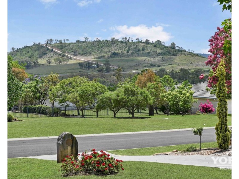 8 Morris Court, Cotswold Hills QLD 4350