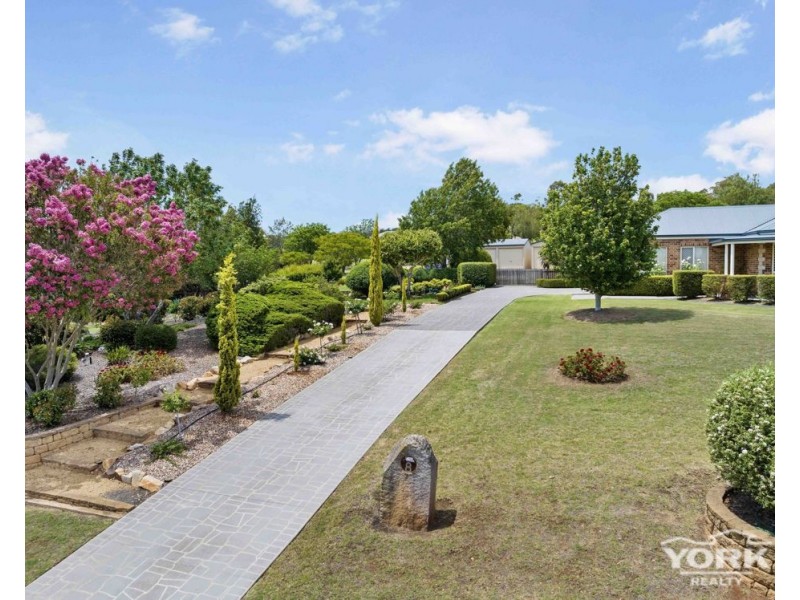 8 Morris Court, Cotswold Hills QLD 4350