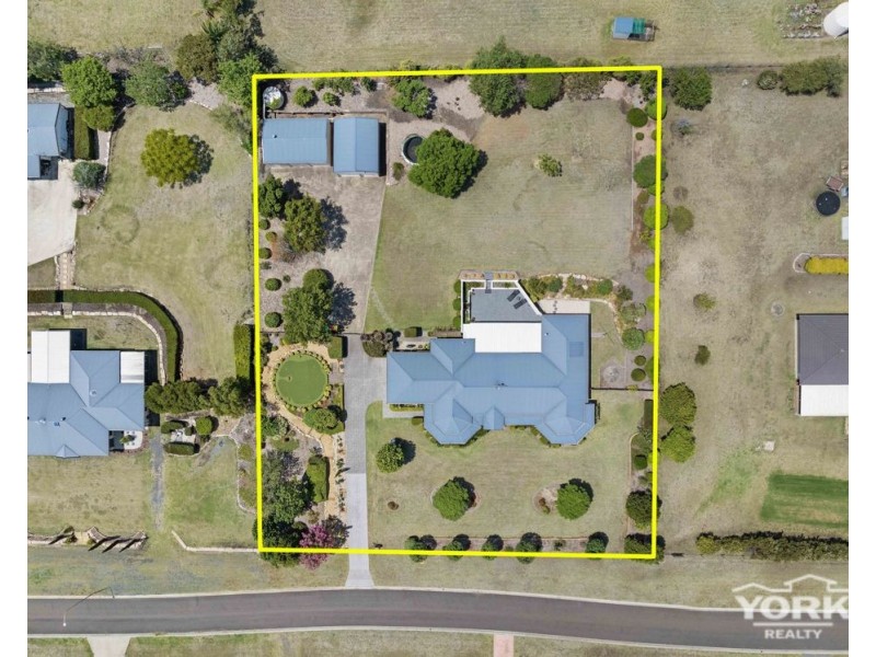 8 Morris Court, Cotswold Hills QLD 4350
