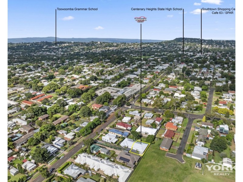 2/208b South Street, South Toowoomba QLD 4350