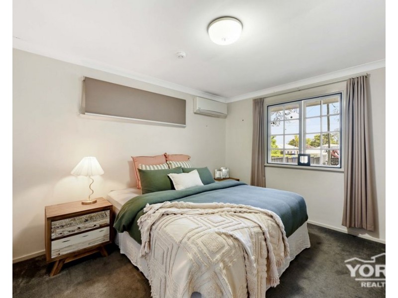 10 McIntyre Street, Centenary Heights QLD 4350
