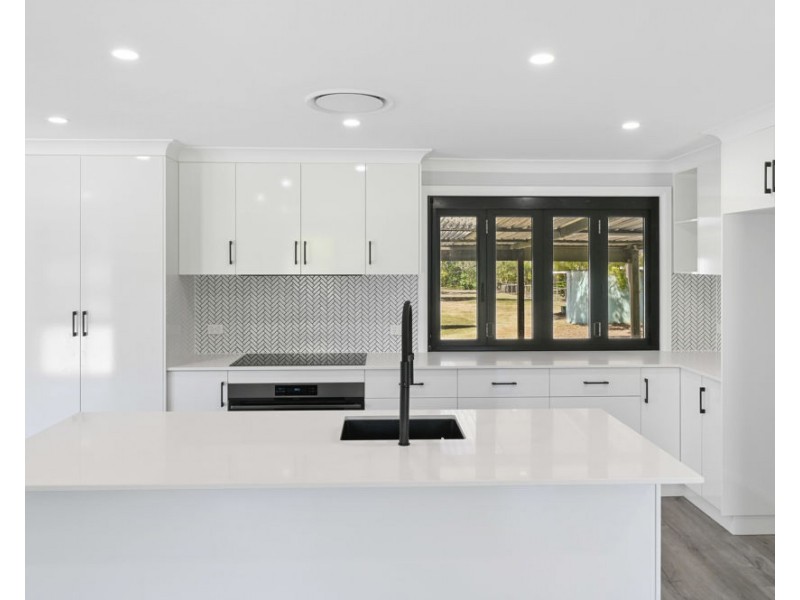 10 Kensington Drive, Withcott QLD 4352