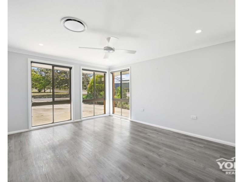 10 Kensington Drive, Withcott QLD 4352