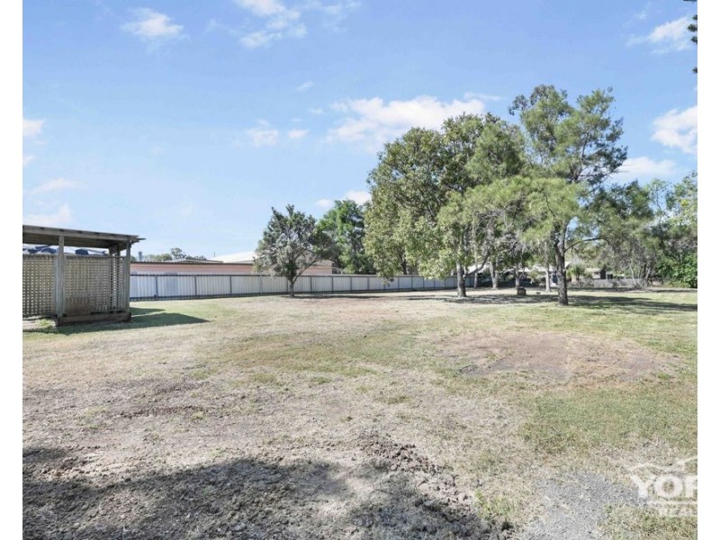 10 Kensington Drive, Withcott QLD 4352