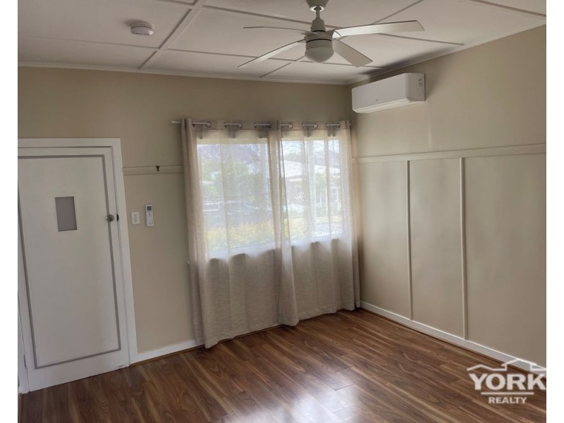 6 Monash St, Newtown QLD 4350