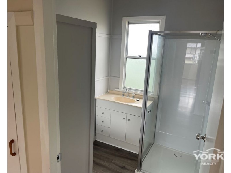 6 Monash St, Newtown QLD 4350