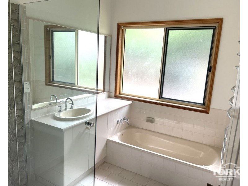 10 Rangeview Road, Blue Mountain Heights QLD 4350