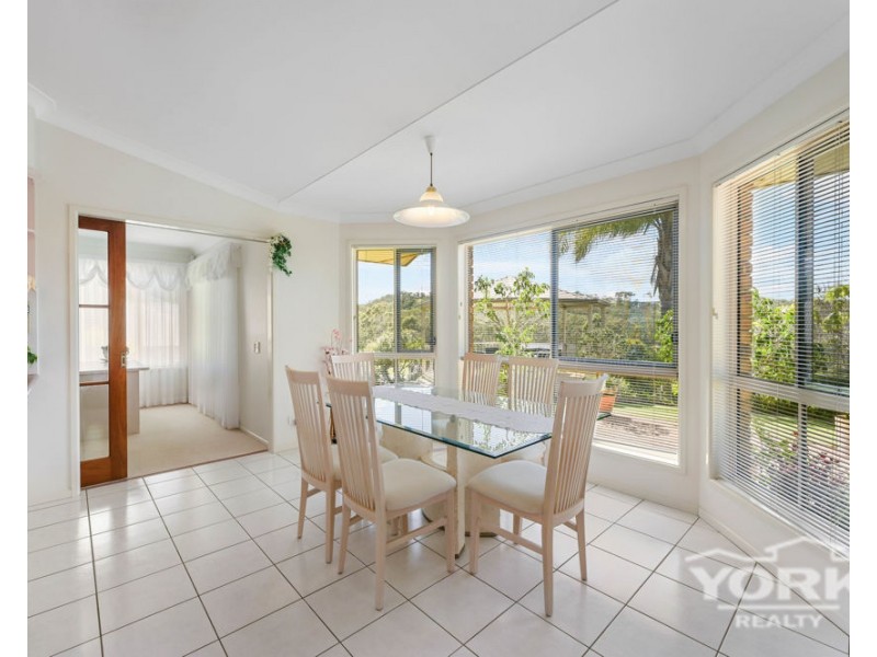 15 Manteit Court, Mount Rascal QLD 4350