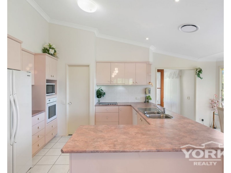 15 Manteit Court, Mount Rascal QLD 4350