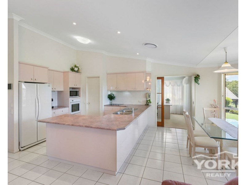 15 Manteit Court, Mount Rascal QLD 4350