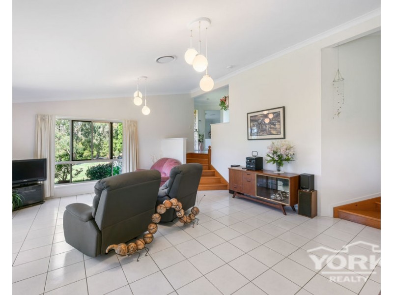 15 Manteit Court, Mount Rascal QLD 4350