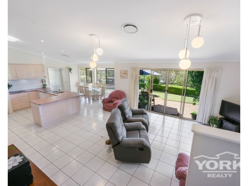 15 Manteit Court, Mount Rascal QLD 4350
