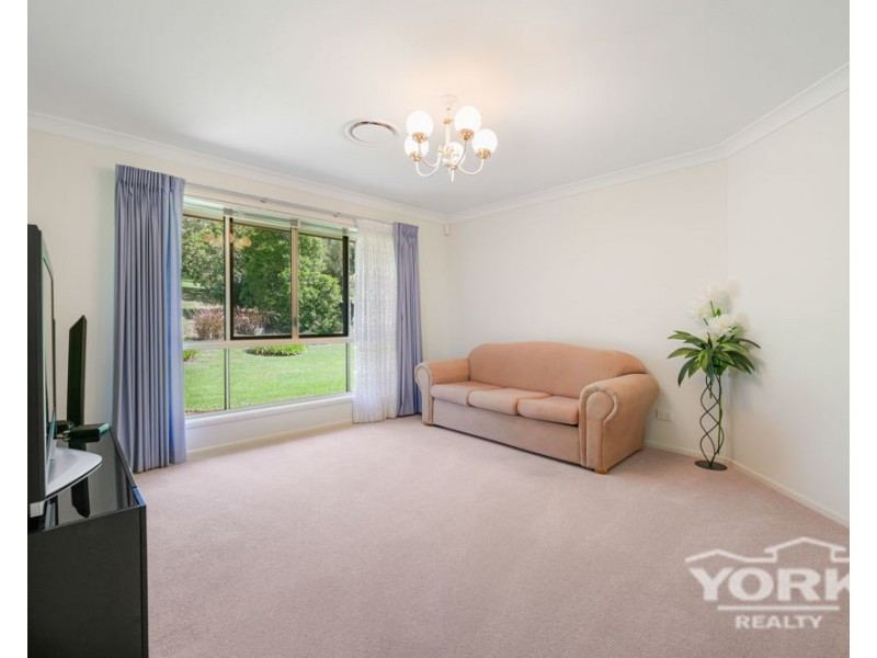 15 Manteit Court, Mount Rascal QLD 4350